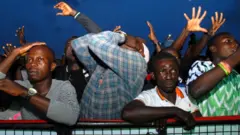 Ndí ndo Super Eagles na-egosi iwe ha