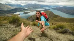 Persona ayuda aotra con la mano