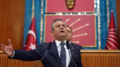 CHP Genel Başkanı Özgür Özel, 5 Kasım 2024 tarihinde Ankara’da Türkiye Büyük Millet Meclisi’nde partisinin grup toplantısında konuşuyor. 