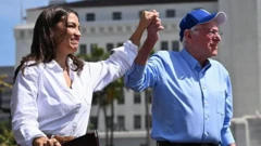 برنی سندرز با پیراهن آبی دست الکساندریا اوکاسیو-کورتز را گرفته و بالا برده است