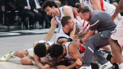 Anadolu Efes takımı, maç sonunda galibiyeti böyle kutladı.