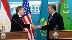 АКШнын мамкатчысы Энтони Блинкен менен Казакстандын тышкы иштер министри Мухтар Тлеуберди Астанада кол алышууда