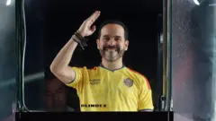 Abelardo de la Espriella, con la camiseta de la selección colombiana, alza el brazo orgulloso al dirigirse a sus seguidores el 21 de junio de 2026
