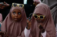 يتفاعل أطفال مسلمون أثناء حضورهم صلاة عيد الفطر، في ملعب نادي السير علي الإسلامي في منطقة نغارا في نيروبي، كينيا