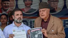 अनंतनाग में एक रैली के दौरान राहुल गांधी और फ़ारुक़ अब्दुल्लाह