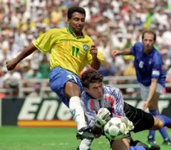 Disputa de bola durante a final da Copa do Mundo de 1994, entre Brasil e Itália