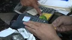 الحكومة المصرية تبدأ توزيع السلع التموينية بأسعار مخفضة