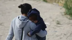 Madre con un niño en brazo intenta ingresar ilegalmente a Texas