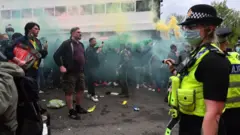 Противостояние болельщиков и полиции.