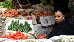 سيدة مصرية تبيع الخضراوات