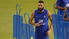 كريم بنزيما خلال تدريبات منتخب فرنسا قبل انطلاق كأس العالم قطر 2022