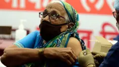కోవిడ్ వ్యాక్సీన్ వేయించుకుంటున్న వృద్ధురాలు