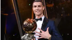 الاتحاد البرتغالي لكرة القدم يعلن إصابة نجم منتخبه الأول لكرة القدم ونجم نادي يوفنتوس الإيطالي كريستيانو رونالدو بفيروس كورونا.