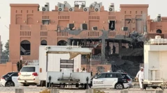 مبنى تعرض لأضرار بعد أن استهدفته إسرائيل في العاصمة القطرية الدوحة، أمامه سيارات للشرطة القطرية.