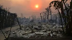 Destroços do incêndios em Los Angeles