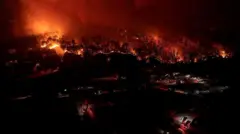 Gece çekilen fotoğraf alevleri gösteriyor