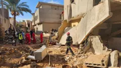  عمال الإغاثة يأملون في العثور على ناجين تحت الأنقاض