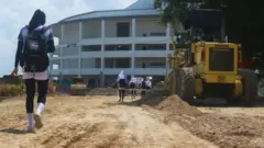 Sejumlah atlet berjalan menuju GOR Voli Indoor di Sumut Sport Centre, Deli Serdang.