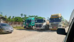 နန့်ယား စစ်ကောင်စီတပ်ဂိတ်မှာ ကားတွေ တန်းစီစောင့်ဆိုင်းနေပုံ