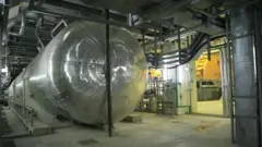 داخل منشأة لتخصيب اليورانيوم 