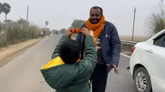 सबा अहमद का स्वागत करता उनका बेटा