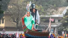 निर्वाचनमा प्रयोग गरिएको हसिना, उनका छोरा सजीब अहमद वाजेद जोय र शेख मुजिबुर रहमानको पूर्णकदको तस्बिर