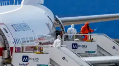 Un avión chárter espera a los pasajeros del crucero.