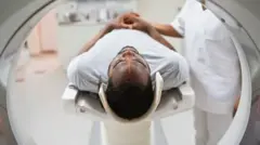 MRI 검사를 받는 흑인 남성