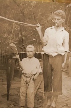 Bolsonaro com o pai exibe uma traíra pescada