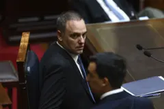 Manuel Adorni en una mesa del congreso argentino