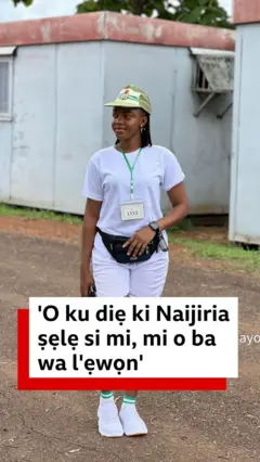 Omidan Titilayo Ibrahim to wọ asọ awọn to n sinru ilu tii se asọ toke tilẹ funfun, bata tẹnisi funfun ati fila NYSC
