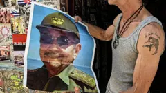 Homem exibe pôster do ex-presidente cubano Raúl Castro, em Havana