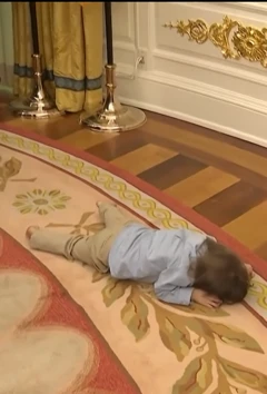 டிரம்ப் செய்தியாளர் சந்திப்பில் கவனம் ஈர்த்த குழந்தை