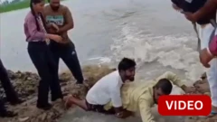 பஞ்சாப்: சேதமடைந்த சாலை, மாணவிகளுக்காக 'மனிதப் பாலம்' அமைத்த மக்கள்