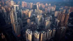 Vista de edificios de oficinas y viviendas en Shenzhen, China.