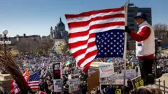 Em St. Paul, no Estado de Minnesota, manifestantes protestaram contra Trump e hastearam uma bandeira americana de cabeça para baixo