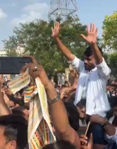 காக்ரோச் ஜனதா கட்சி நிறுவனர் மீது தாக்குதல்
