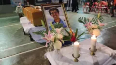 Jenazah pilot AMA, Nicholas Francis Goselin, tiba di Hanggar PT Associated Mission Aviation (AMA) di Bandara Sentani, Kabupaten Jayapura, Papua, Jumat (03/07).