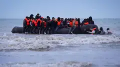 ስደተኞችን የያዘ ጀልባ
