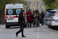 Люди біля швидкої 