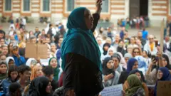 Dumar dibadbax ka dhigay faranbsiiska, sannadkii 2019-kii ka dib khilaaf ku saabsanaa xirashada xijaabka