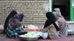 زنان در حال پوست کندن پیاز