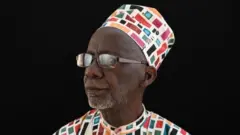 Le réalisateur malien Souleymane Cissé, portant des lunettes et une casquette de couleur.