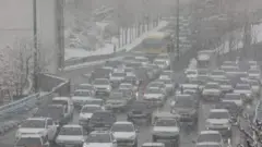 ترافیک در یک خیابان بر اثر بارش برف