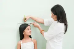 लंबाई मापती महिला