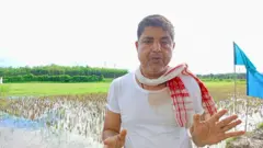 বাংলাদেশের মাটিতে দাঁড়িয়ে কথা বলছেন আসামের শিক্ষক খাইরুল ইসলাম