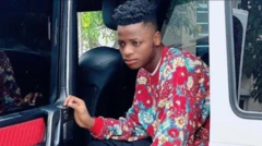 Ọdọmọde olorin Fuji, Afeez Adeshina, ti ọpọ mọ si Destiny Boy wọ ẹwu, o si fọwọ si ara ilẹkun ọkọ