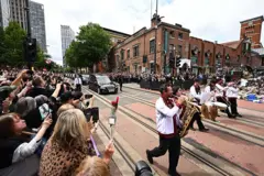 La banda marchando en las calles de Birmingham