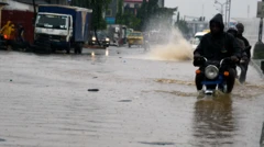 Ọlọ́kadà tó ń gun ọ̀kadà nínú òjò ní Eko 