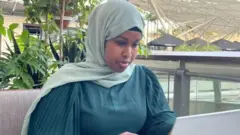 Xamda Raage dalka Lubnaan ayay wax ka barataa,waxaana ay ka mid tahay dadka doonayay in ay halkaa ka baxaan laakin waxay la'dahay diyaarad